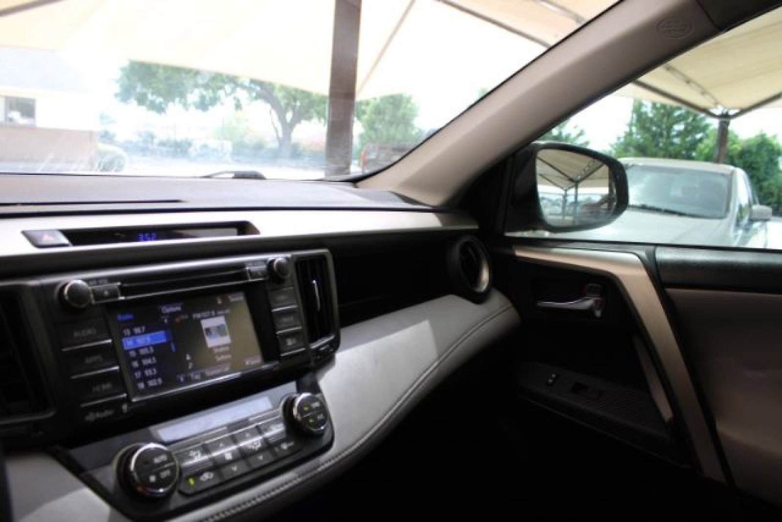 Used 2015 Toyota RAV4 XLE image 21