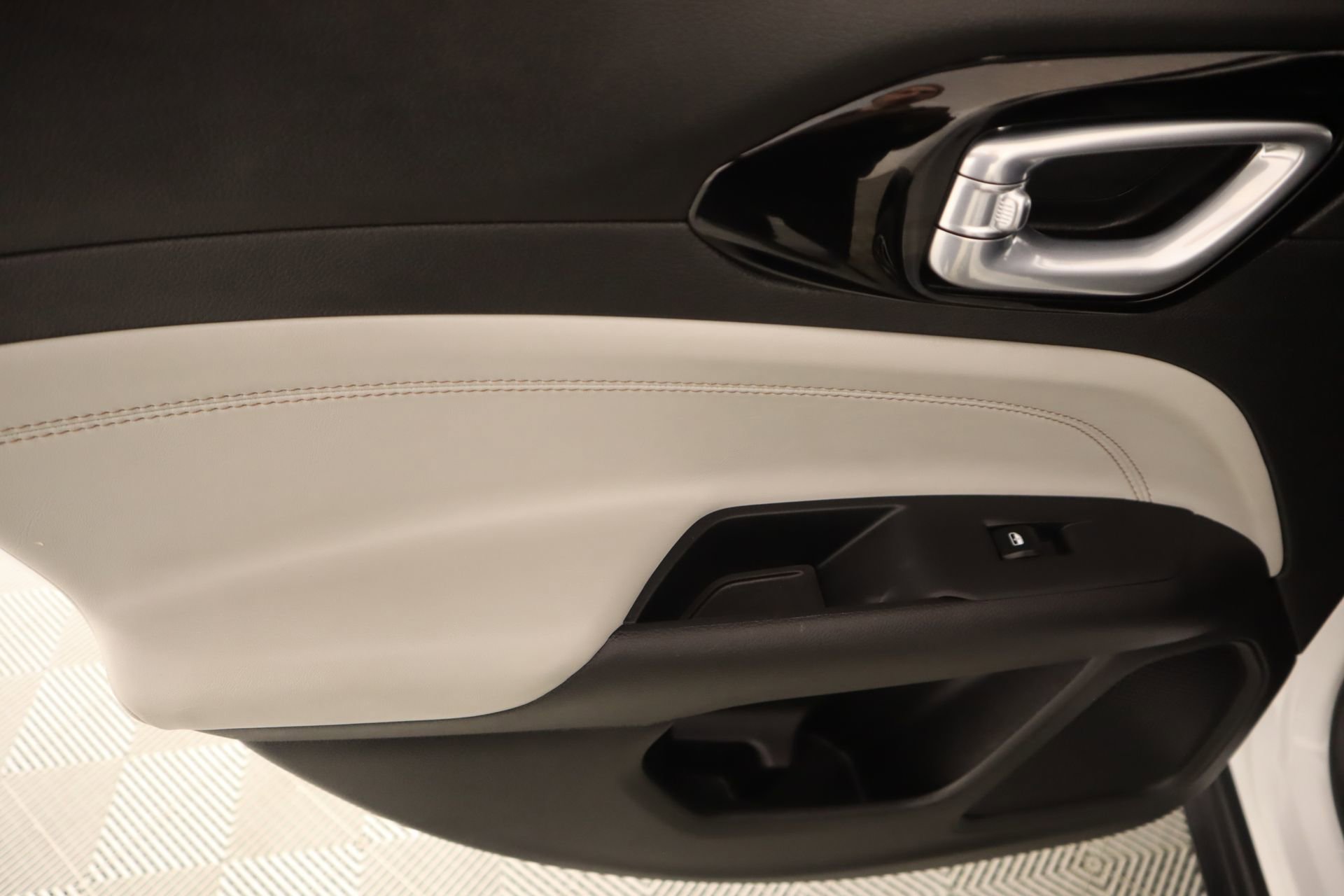 Used 2025 Jeep Compass Limited image 16