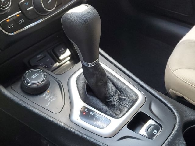 Used 2015 Jeep Cherokee Latitude AWD/4WD image 18