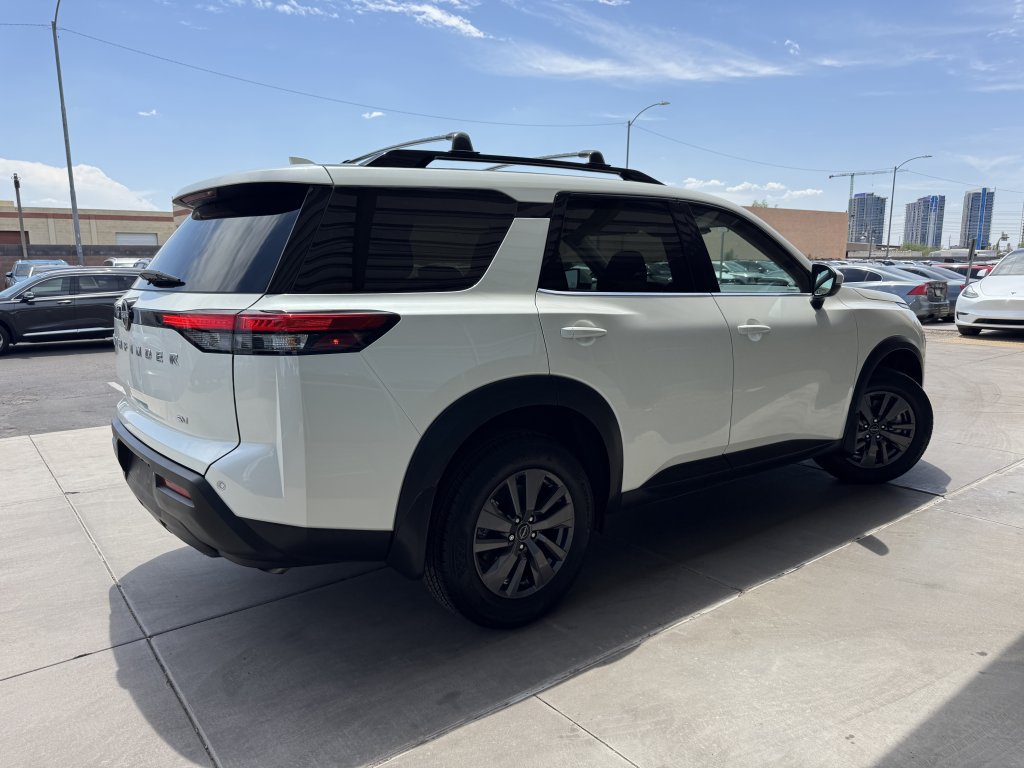Used 2024 Nissan Pathfinder SV w/ Lighting Package (N92) FWD image 4