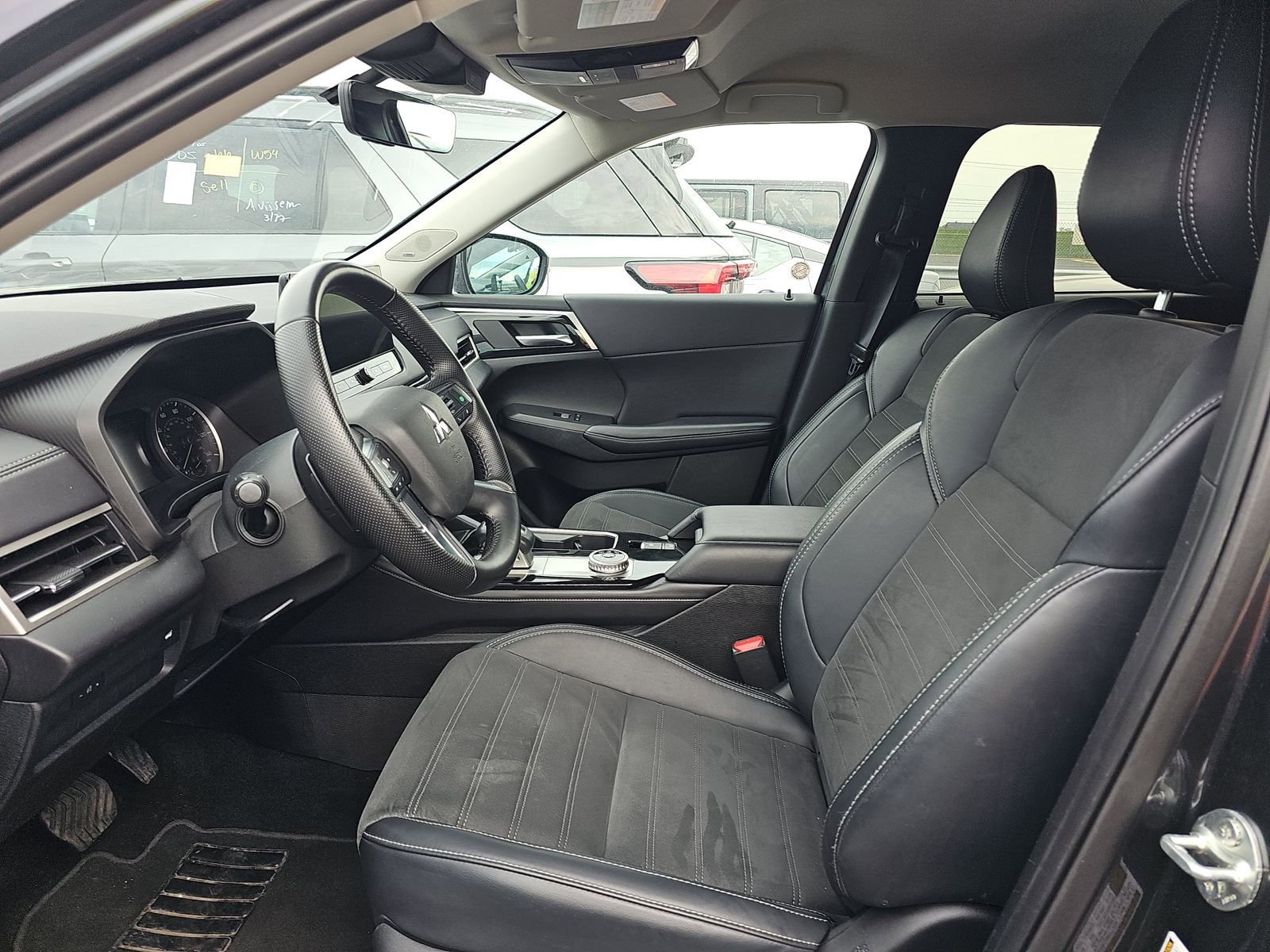 Used 2025 Mitsubishi Outlander SE image 3