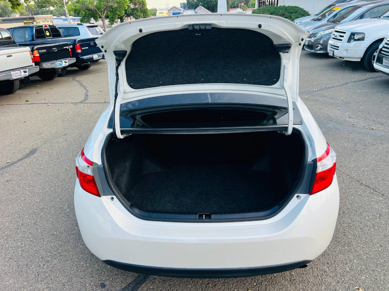 Used 2015 Toyota Corolla LE FWD image 9