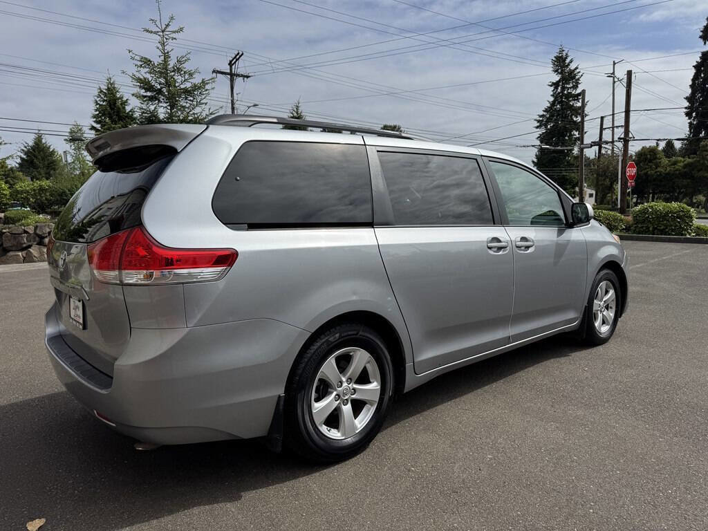 Used 2013 Toyota Sienna LE w/ Towing Pkg FWD image 3