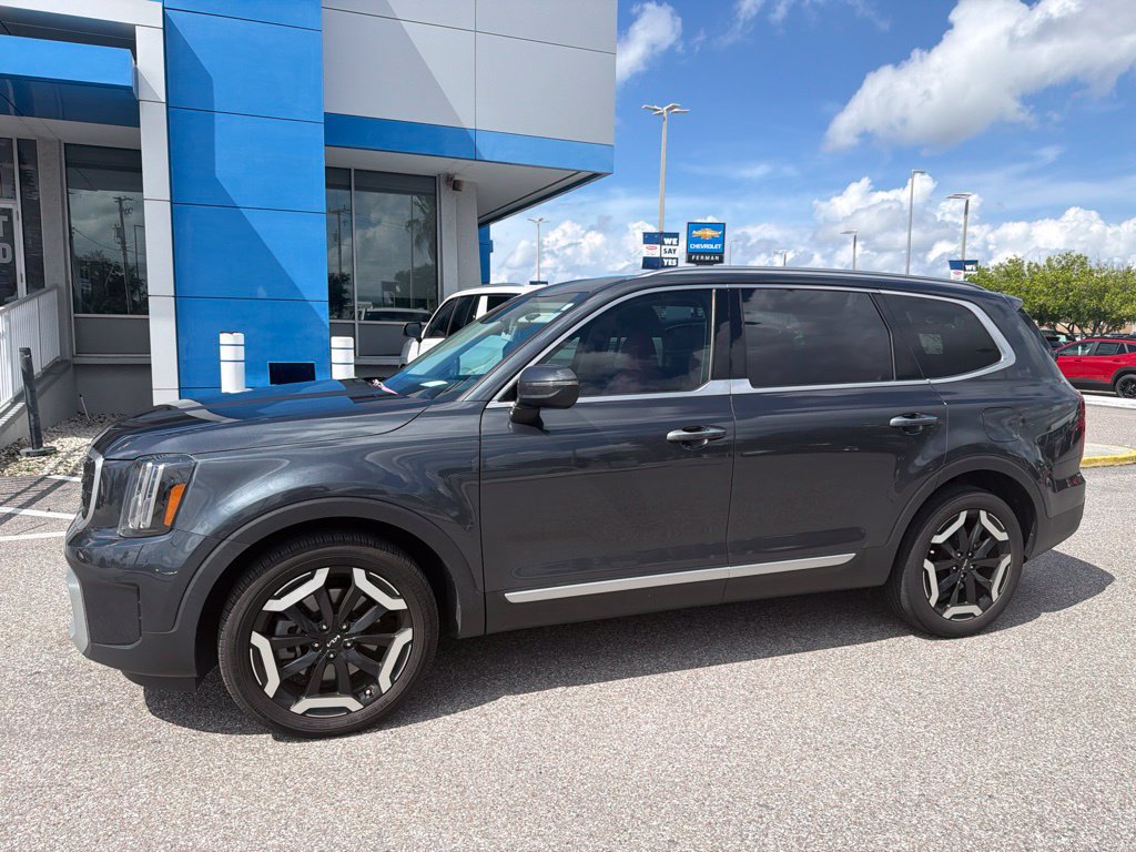 Used 2024 Kia Telluride S w/ S Sunroof Package FWD image 3