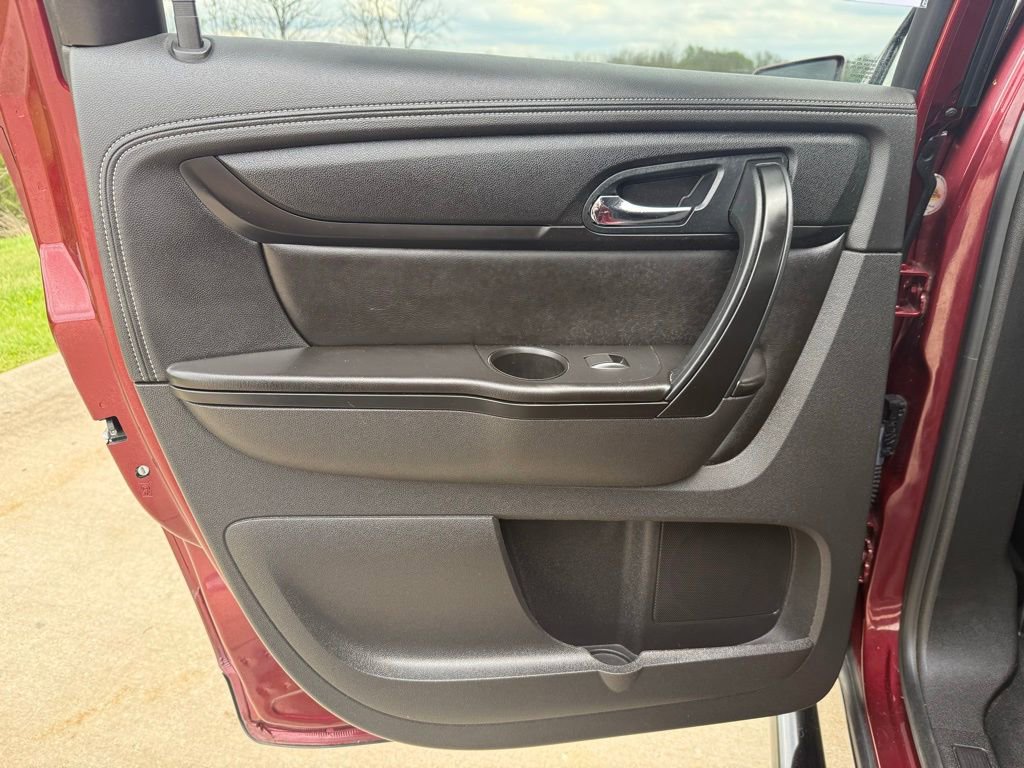 Used 2017 Chevrolet Traverse LT w/ Style and Technology Package image 12