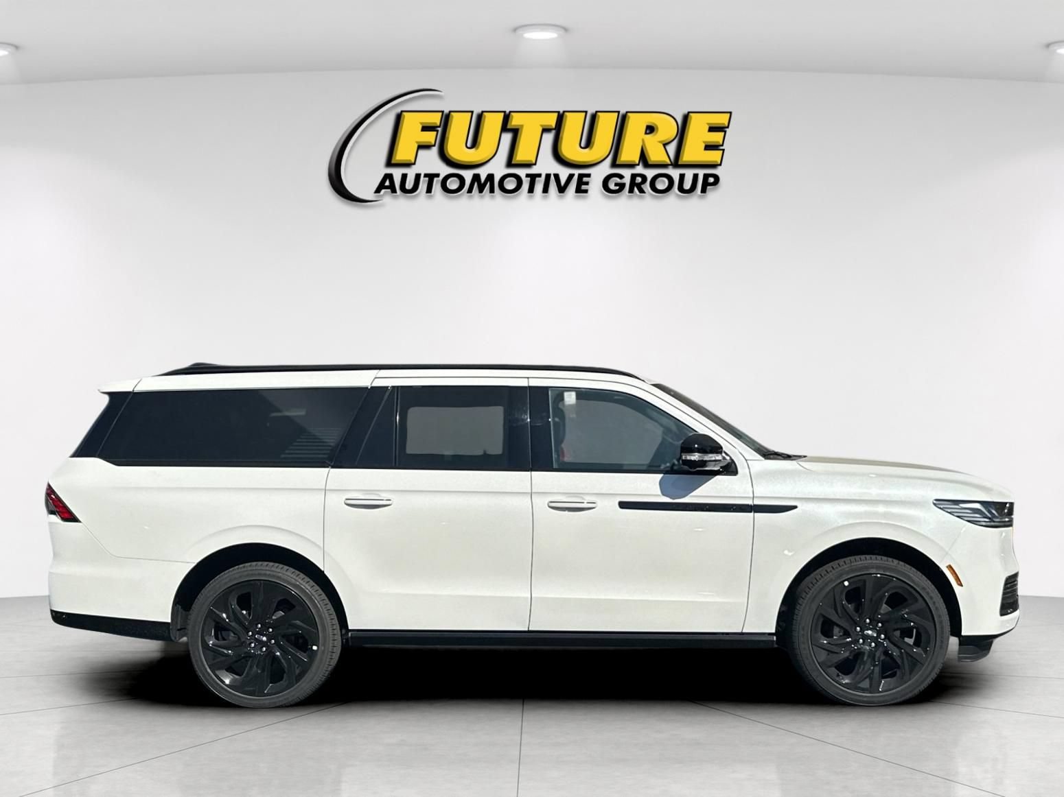 New 2027 Lincoln Navigator L Reserve w/ Jet Appearance Package AWD/4WD image 2