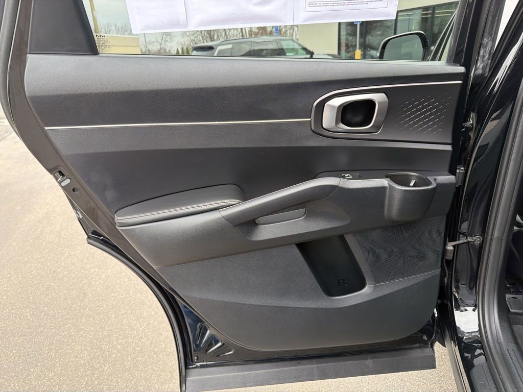 Used 2025 Kia Sorento S image 18