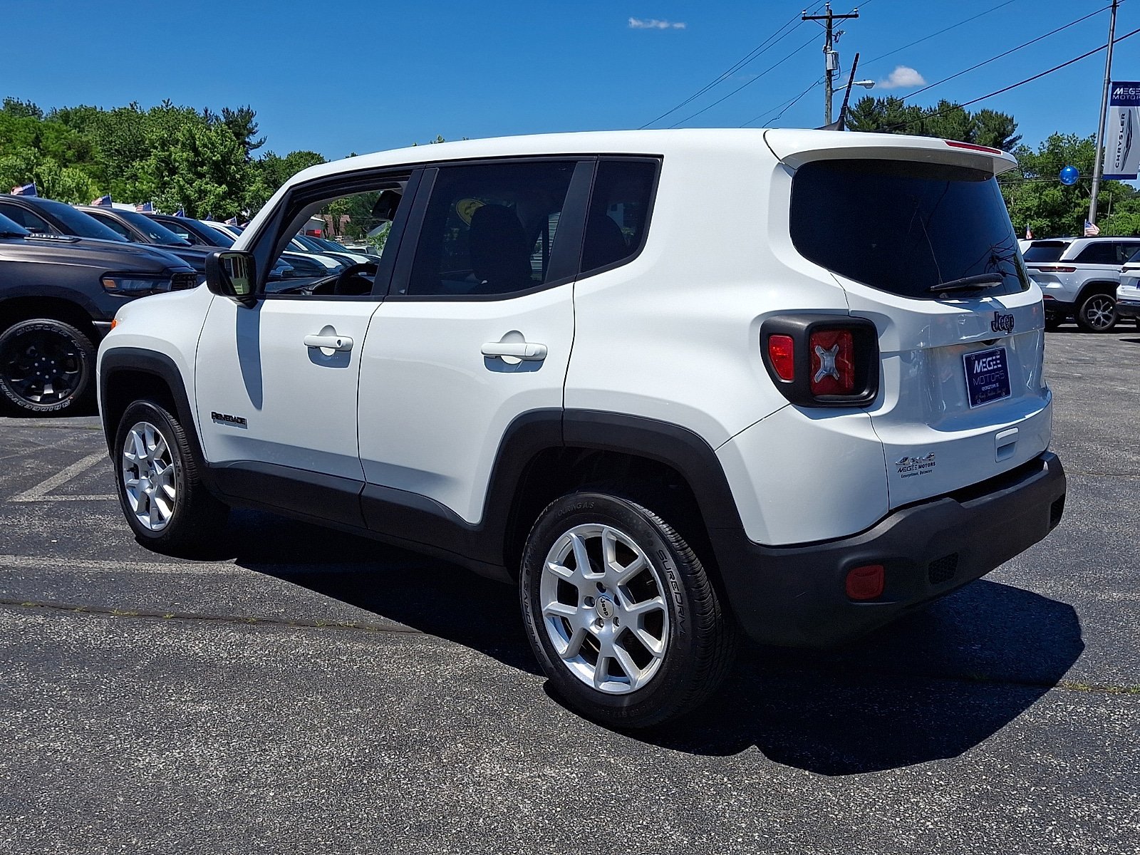 Used 2023 Jeep Renegade Latitude AWD/4WD image 4