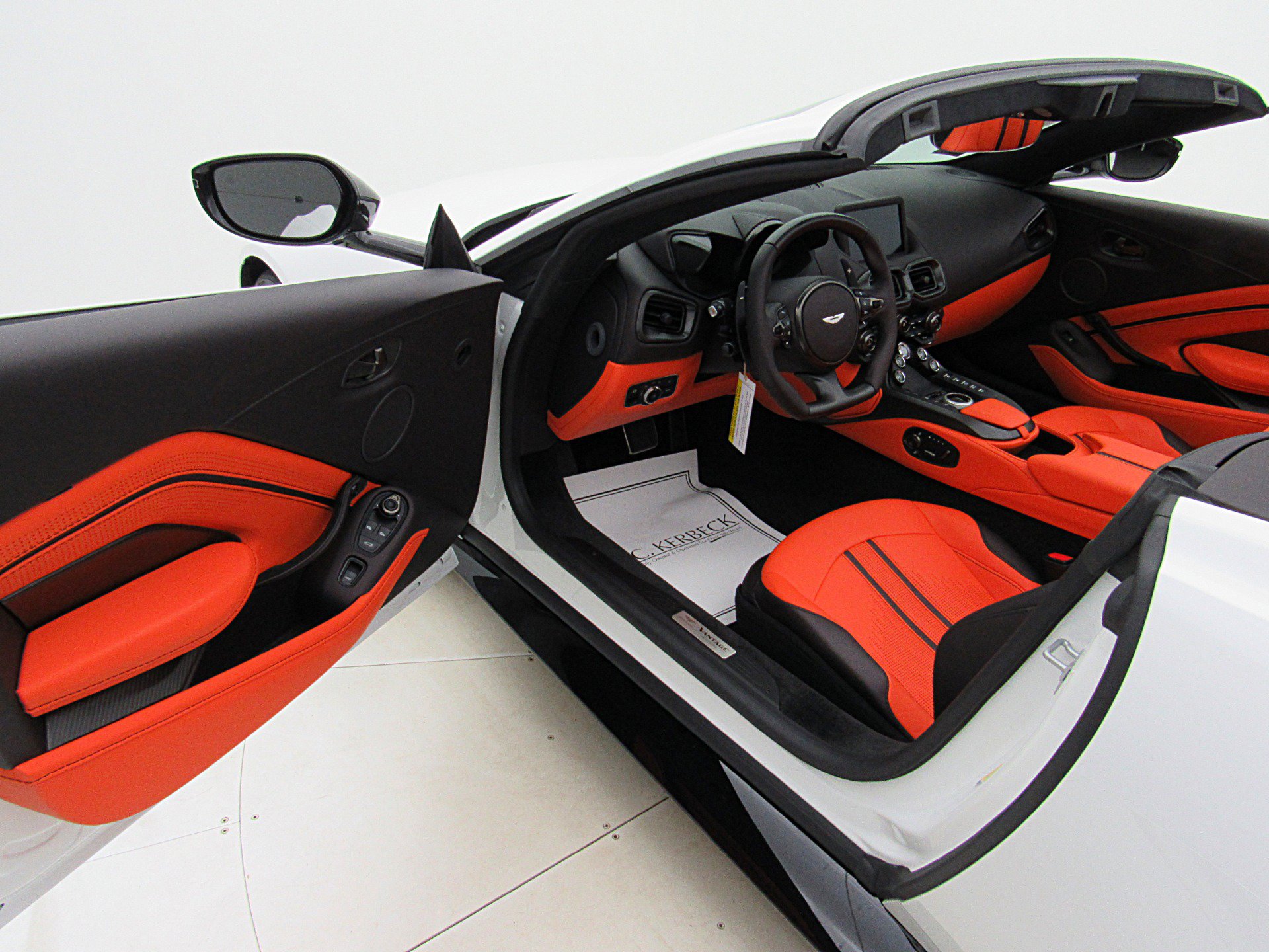 Used 2023 Aston Martin V8 Vantage Roadster RWD image 41
