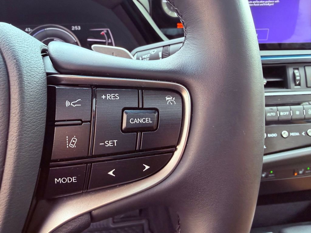 Certified 2025 Lexus ES 300h w/ Premium Package image 21