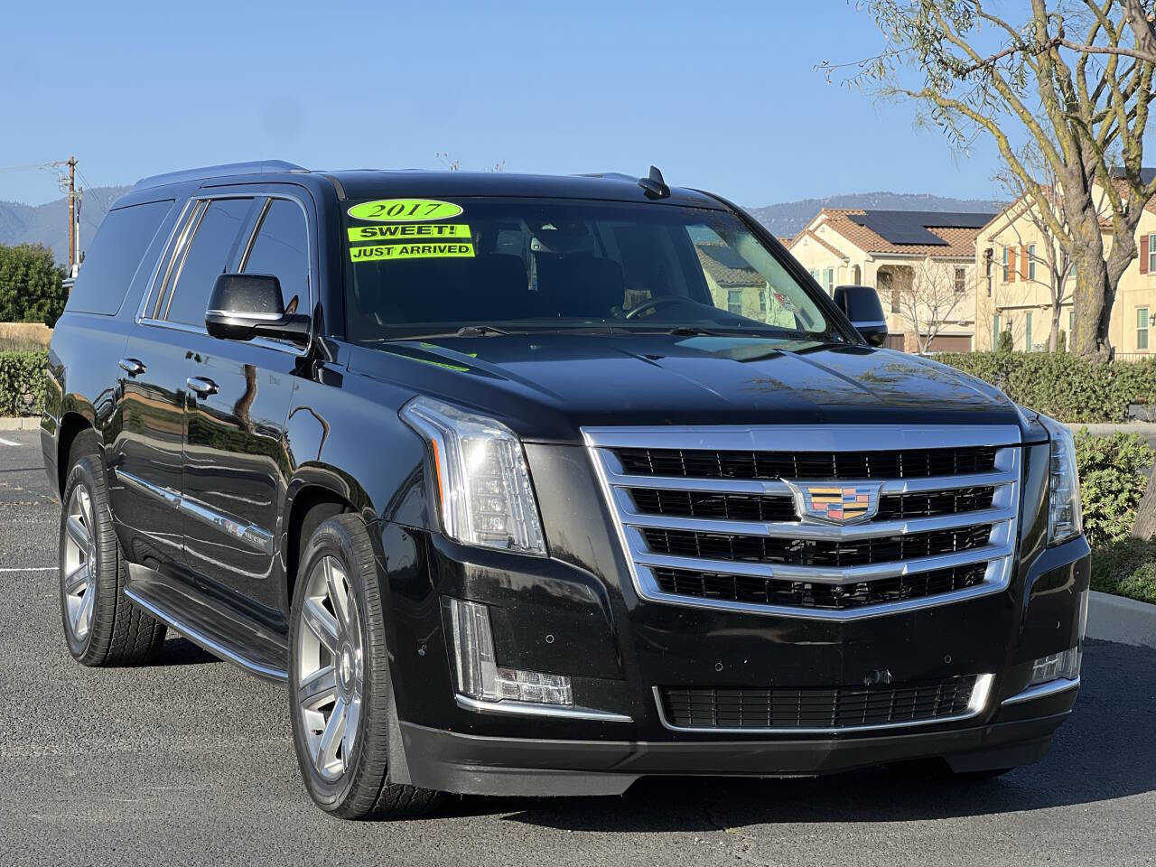 Used 2017 Cadillac Escalade ESV Luxury image 3