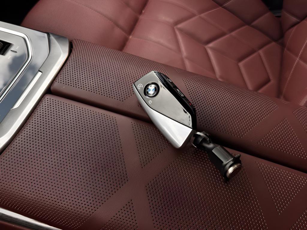 Used 2024 BMW 740i w/ Premium Package image 23