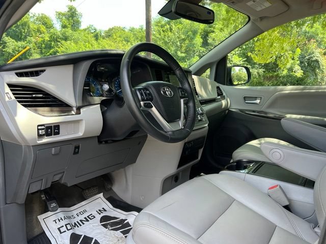 Used 2018 Toyota Sienna XLE w/ XLE Navigation Package AWD/4WD image 11