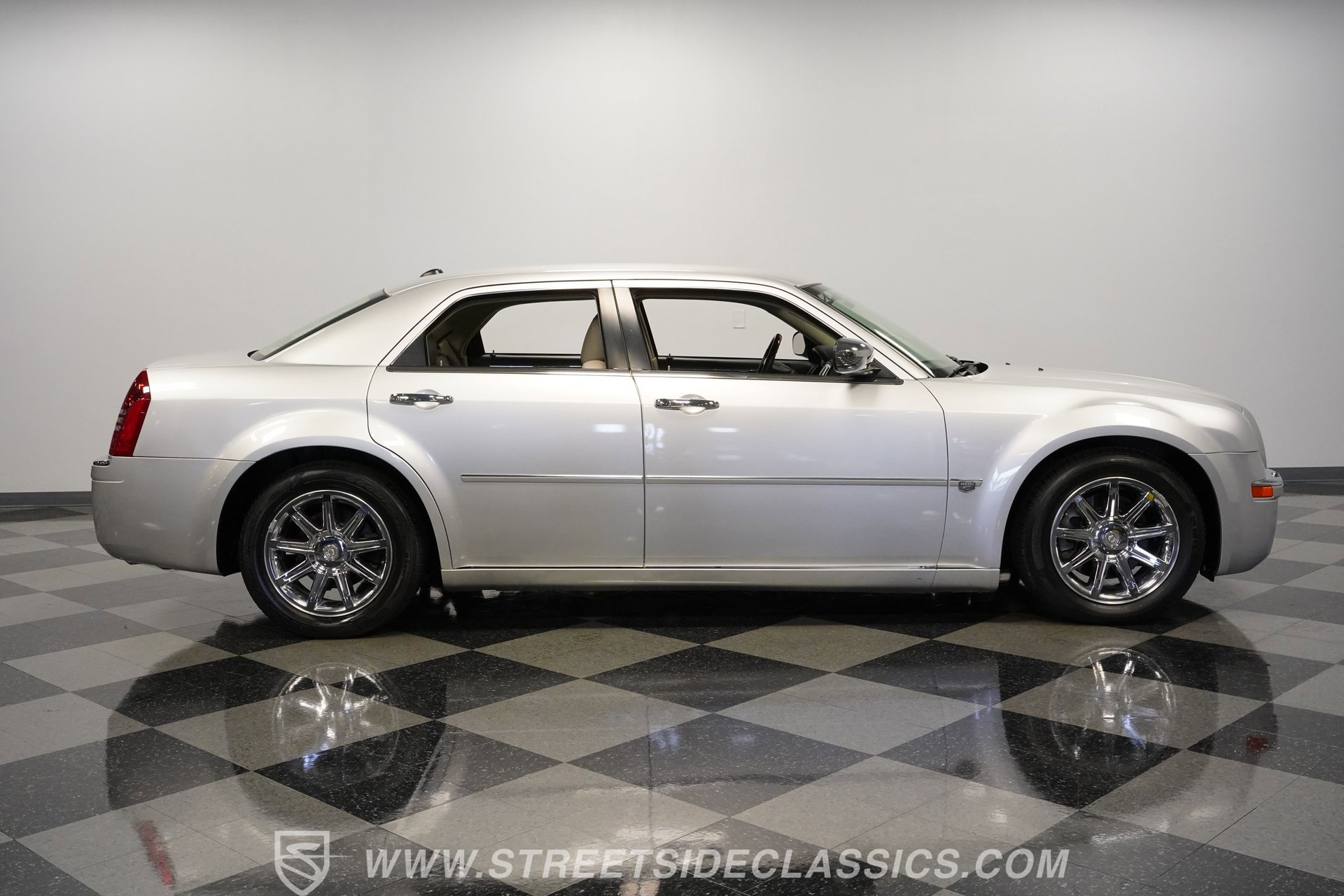 Used 2005 Chrysler 300 C w/ Navigation & Sound Group II image 14