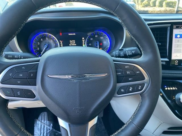 Used 2023 Chrysler Pacifica Touring-L image 21
