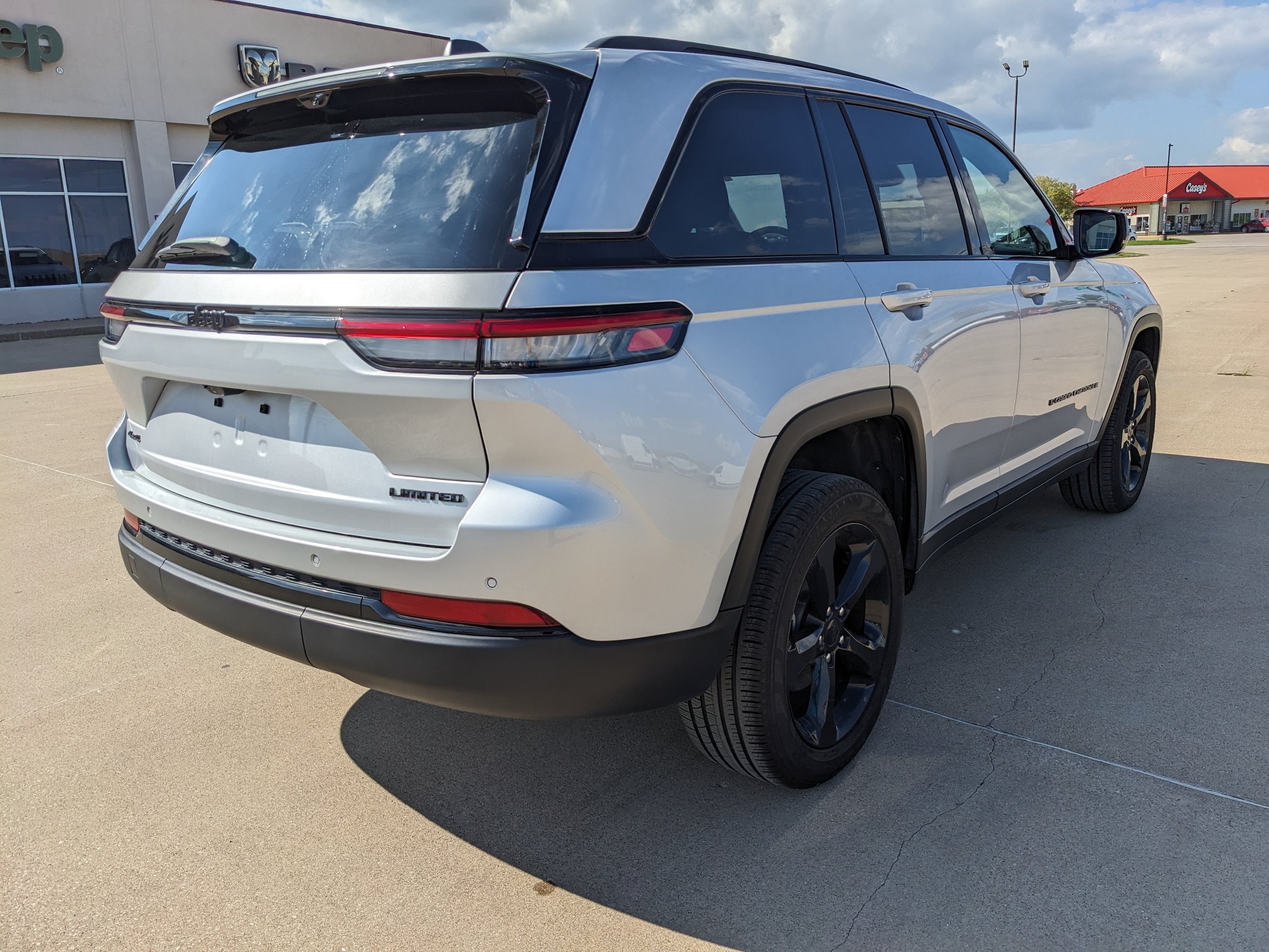 Used 2025 Jeep Grand Cherokee Limited w/ Luxury Tech Group II AWD/4WD image 8
