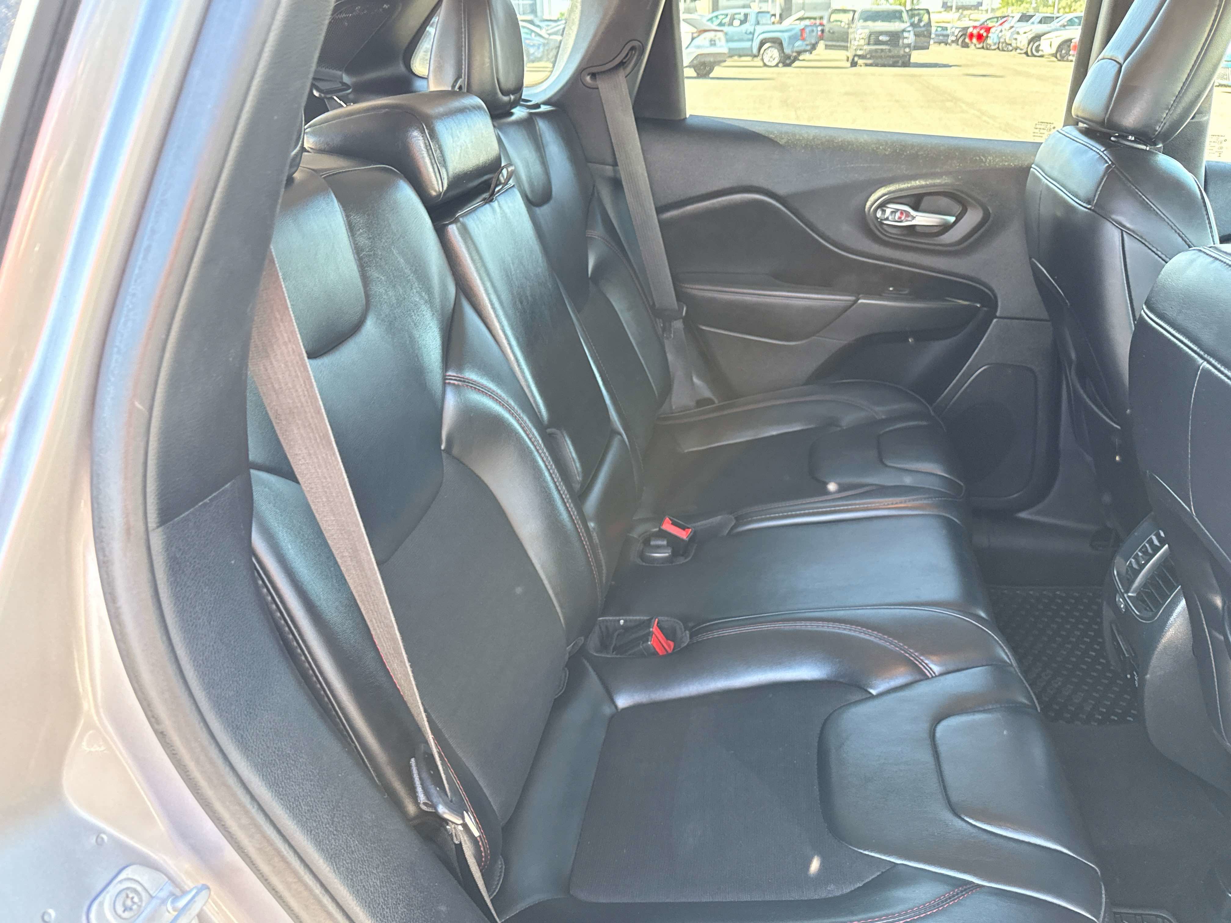 Used 2020 Jeep Cherokee Trailhawk w/ Comfort/Convenience Group AWD/4WD image 15