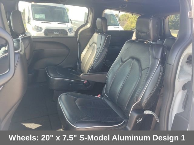 Used 2025 Chrysler Pacifica Limited image 16