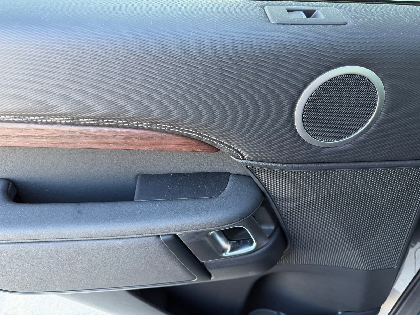 Used 2025 Land Rover Discovery Dynamic SE image 30