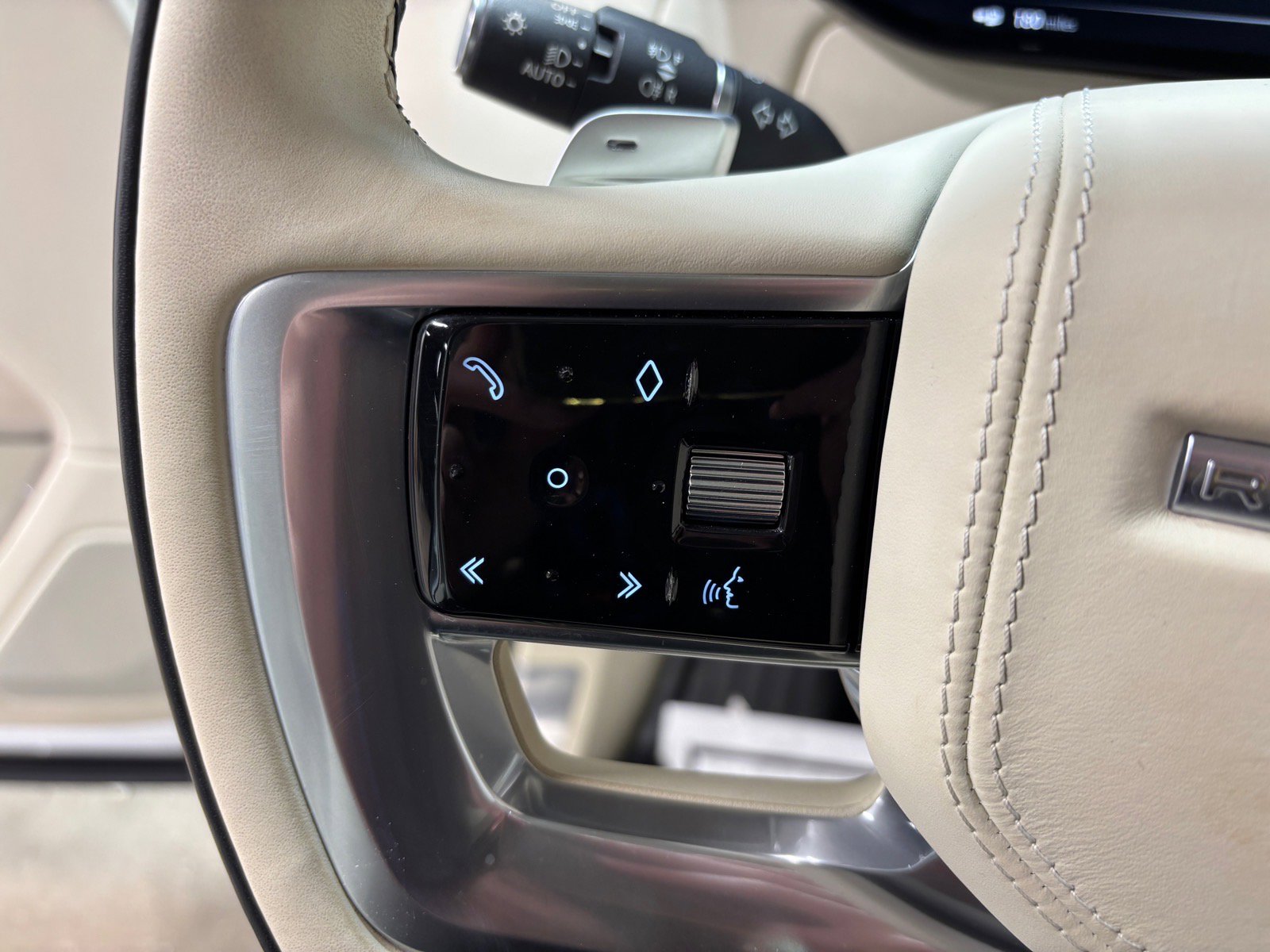 Used 2023 Land Rover Range Rover SE image 20