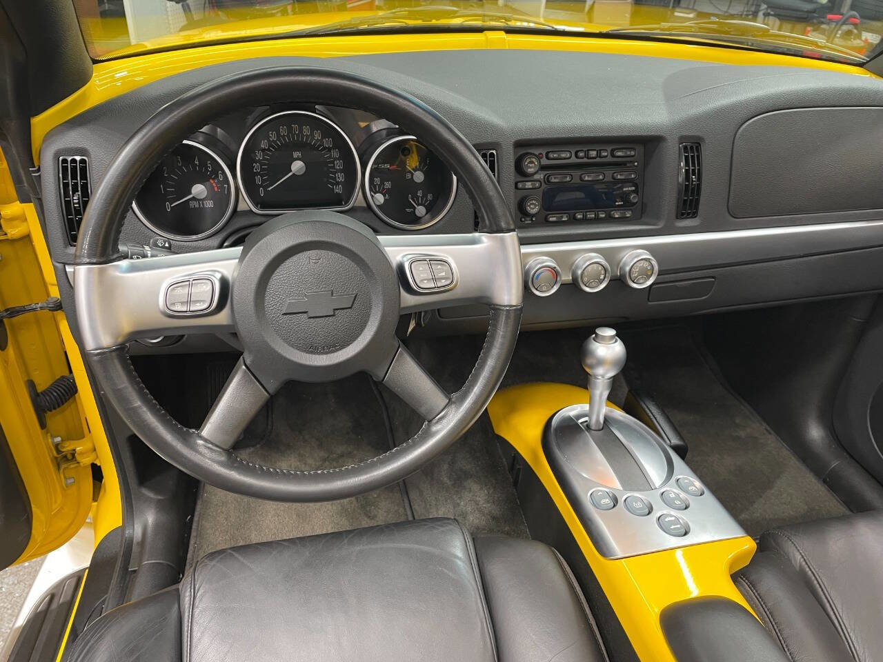 Used 2004 Chevrolet SSR w/ Preferred Equipment Group image 14