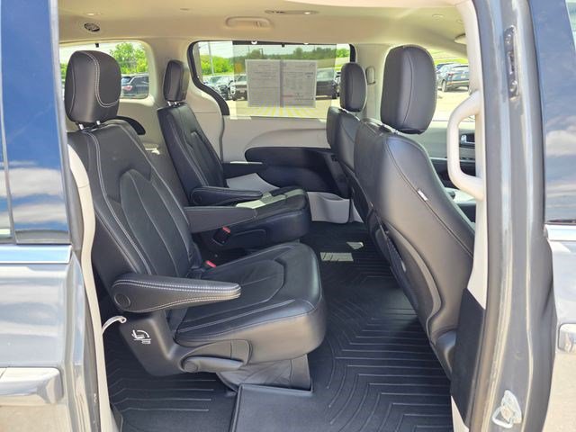 Certified 2022 Chrysler Pacifica Touring-L FWD image 13