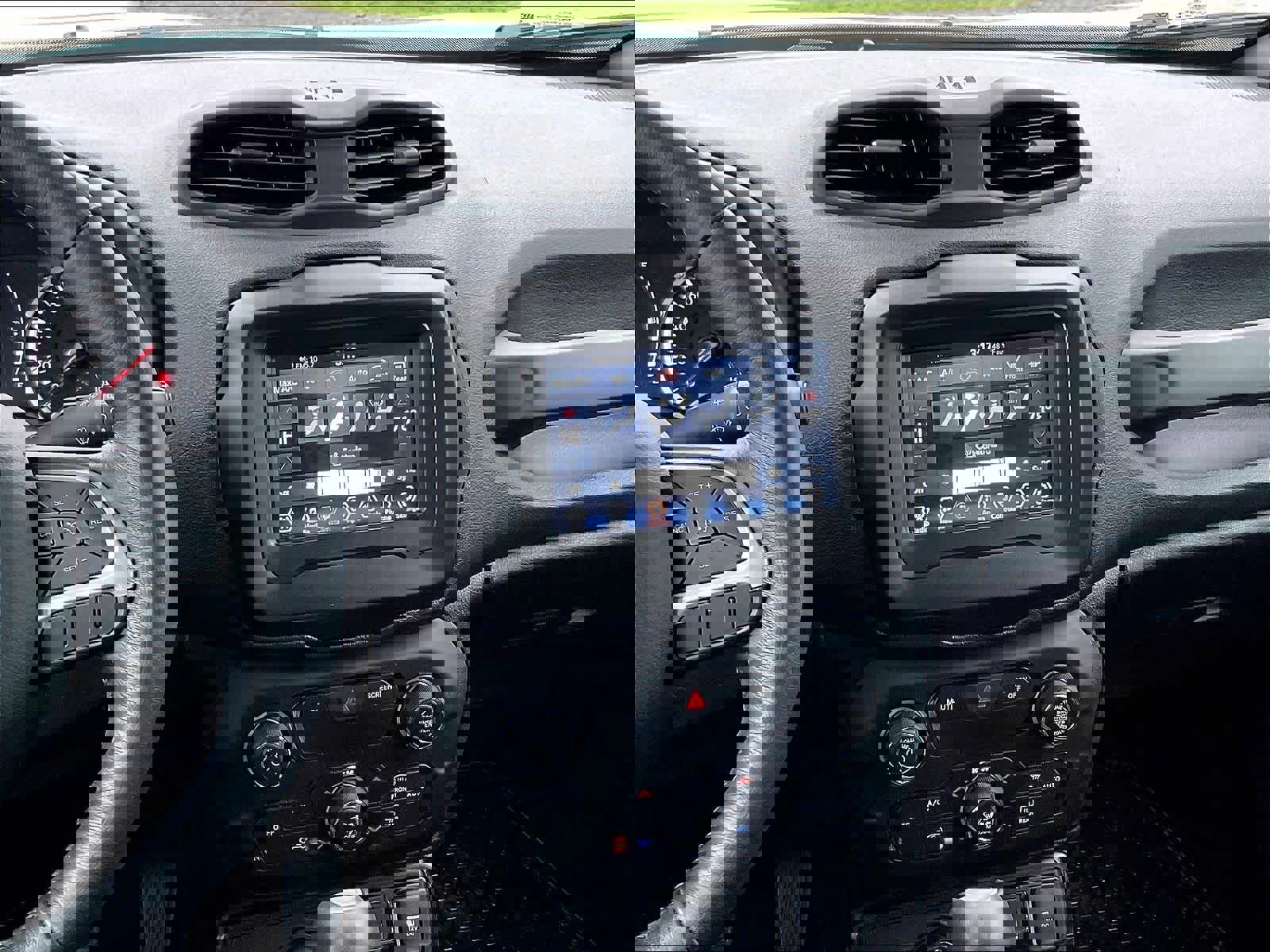 Used 2020 Jeep Renegade Latitude w/ Cold Weather Group AWD/4WD image 18