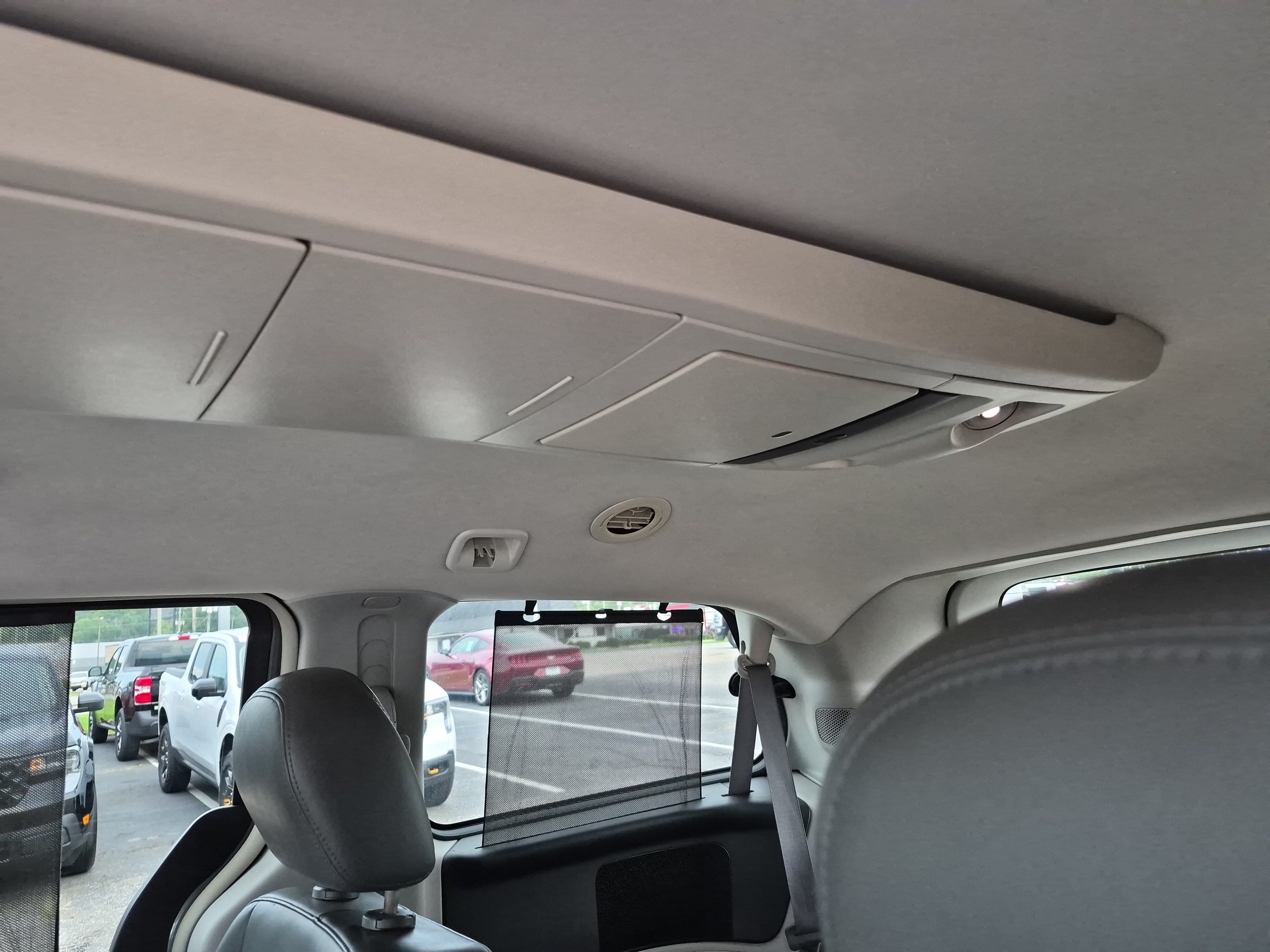 Used 2010 Volkswagen Routan SE FWD image 18