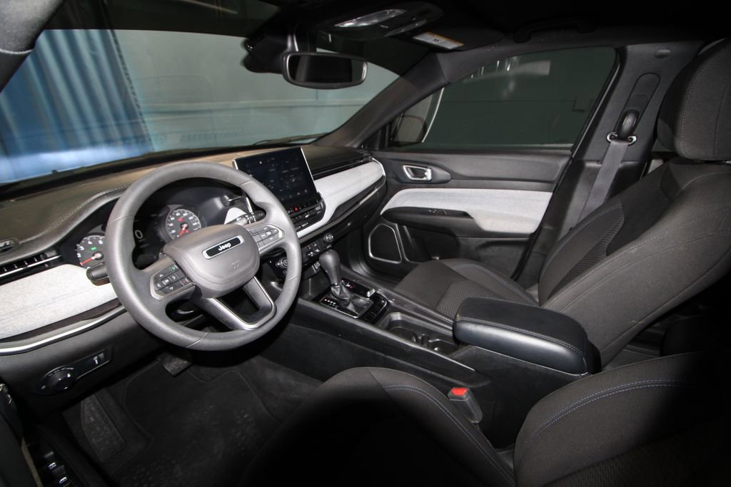 Used 2023 Jeep Compass Sport AWD/4WD image 2