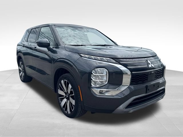Used 2025 Mitsubishi Outlander AWD image 3