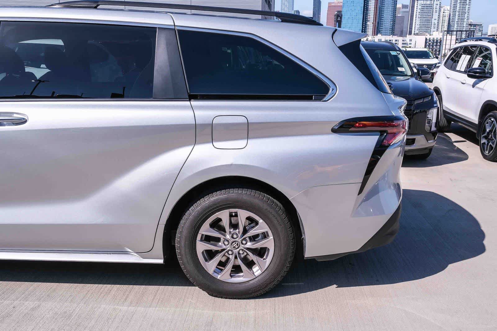 Certified 2023 Toyota Sienna XLE FWD image 8