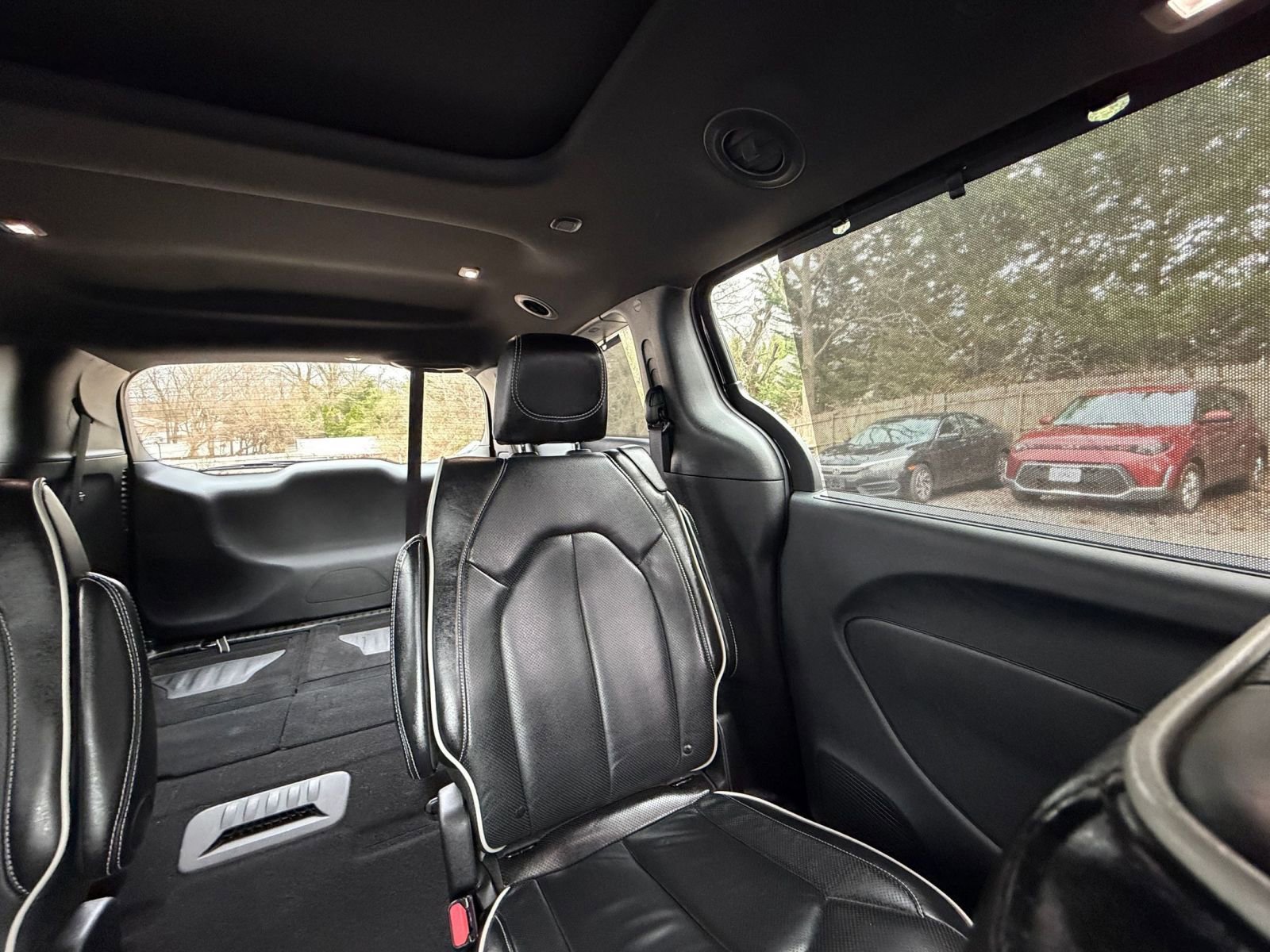 Used 2025 Chrysler Pacifica Limited image 41