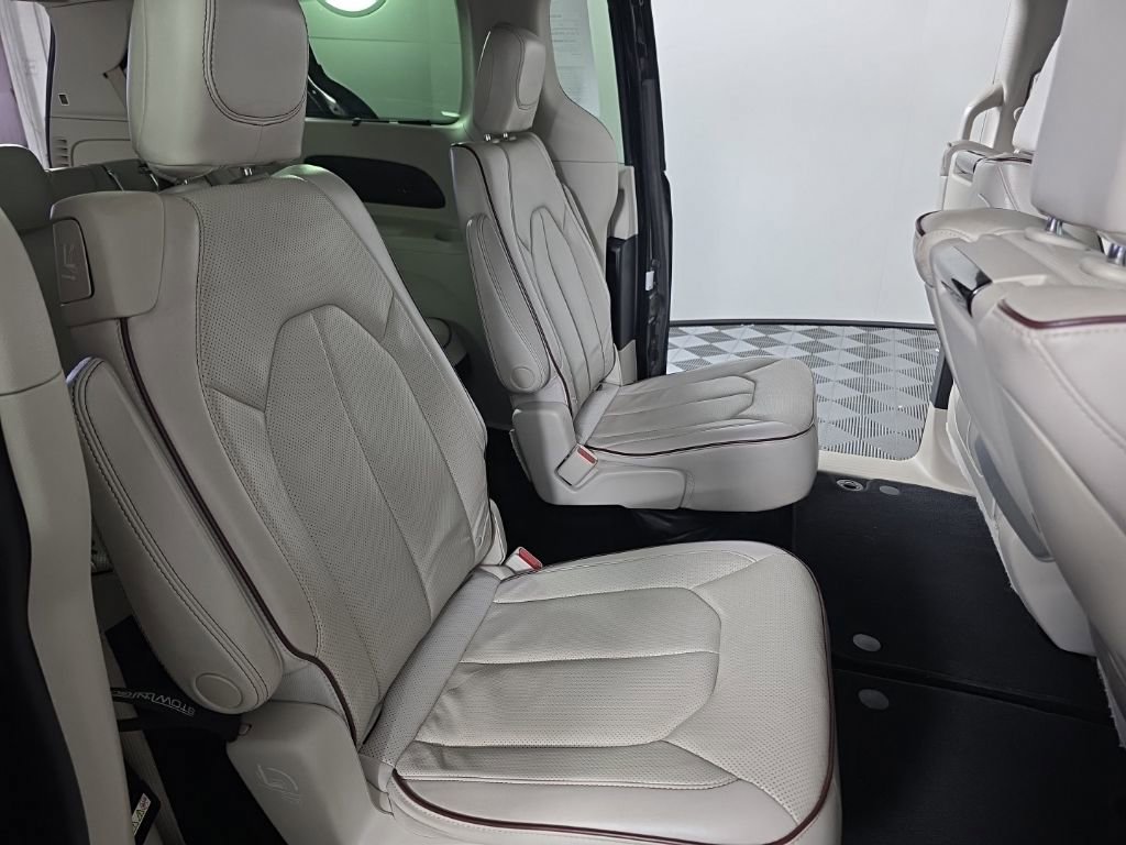 Used 2017 Chrysler Pacifica Limited image 41