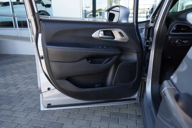 Used 2021 Chrysler Pacifica Limited w/ Uconnect Theater Family Group FWD image 15