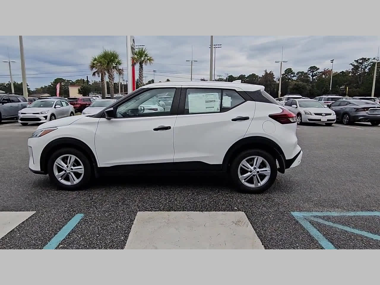 New 2025 Nissan Kicks Play S image 29