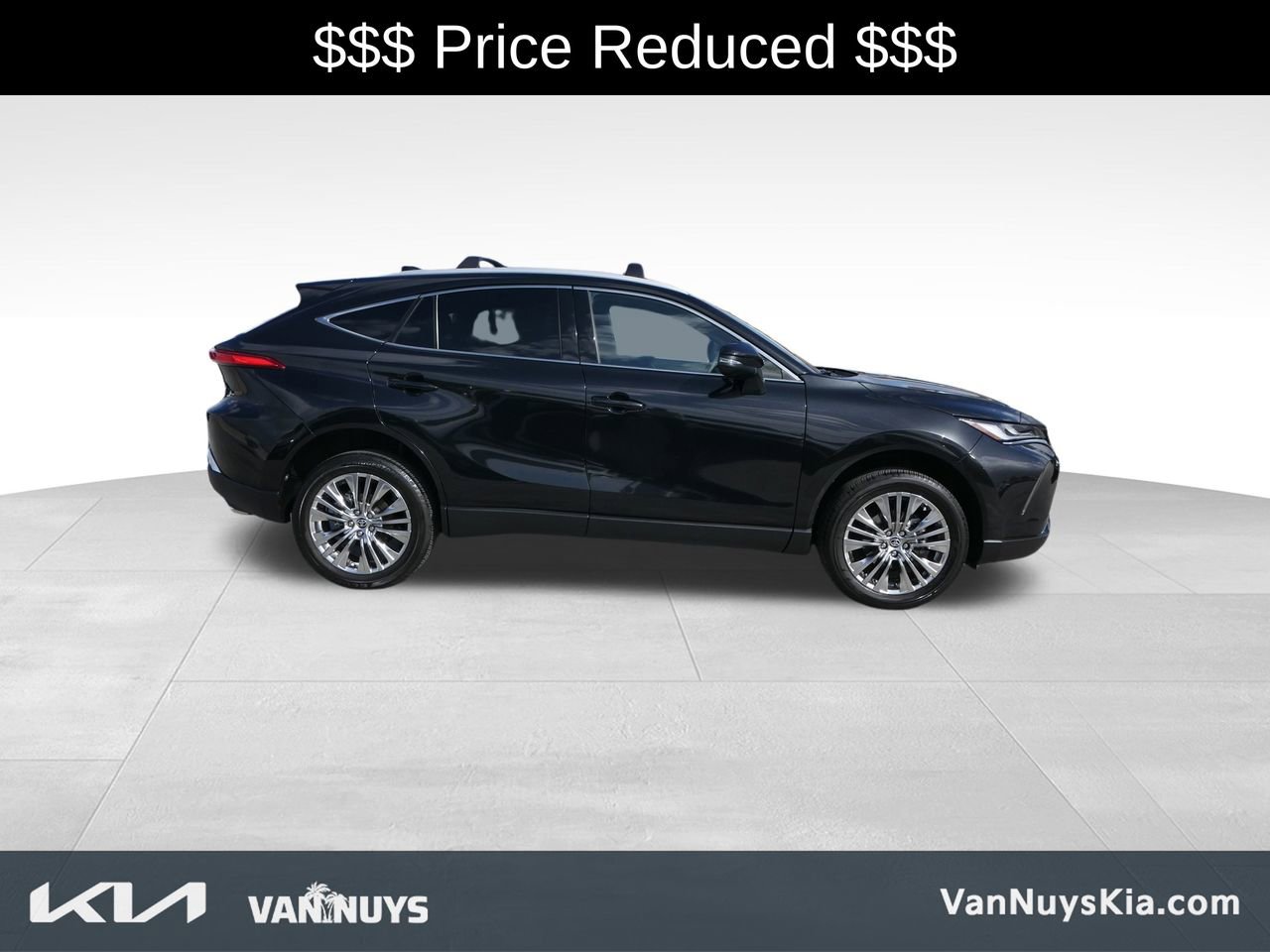 Used 2024 Toyota Venza XLE image 2