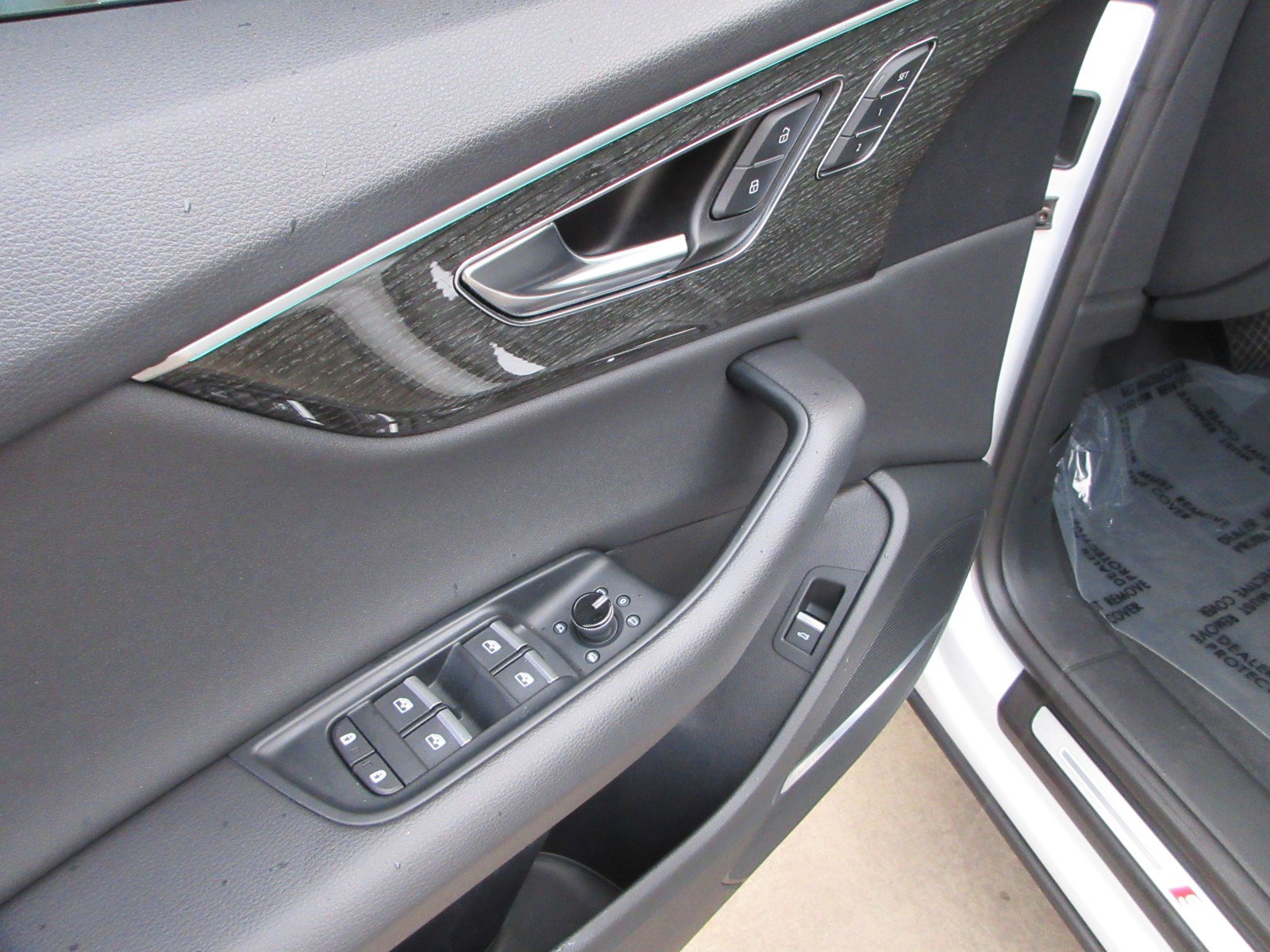 Used 2020 Audi Q8 Premium Plus image 31