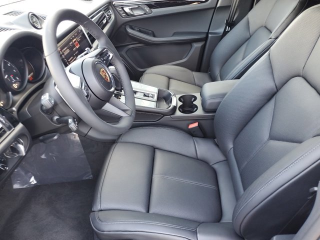 Used 2025 Porsche Macan image 24
