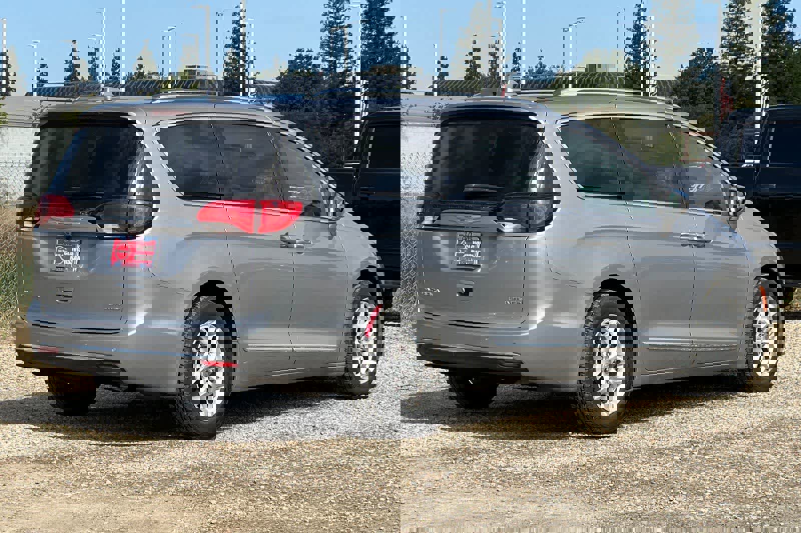 Used 2020 Chrysler Pacifica Limited FWD image 3