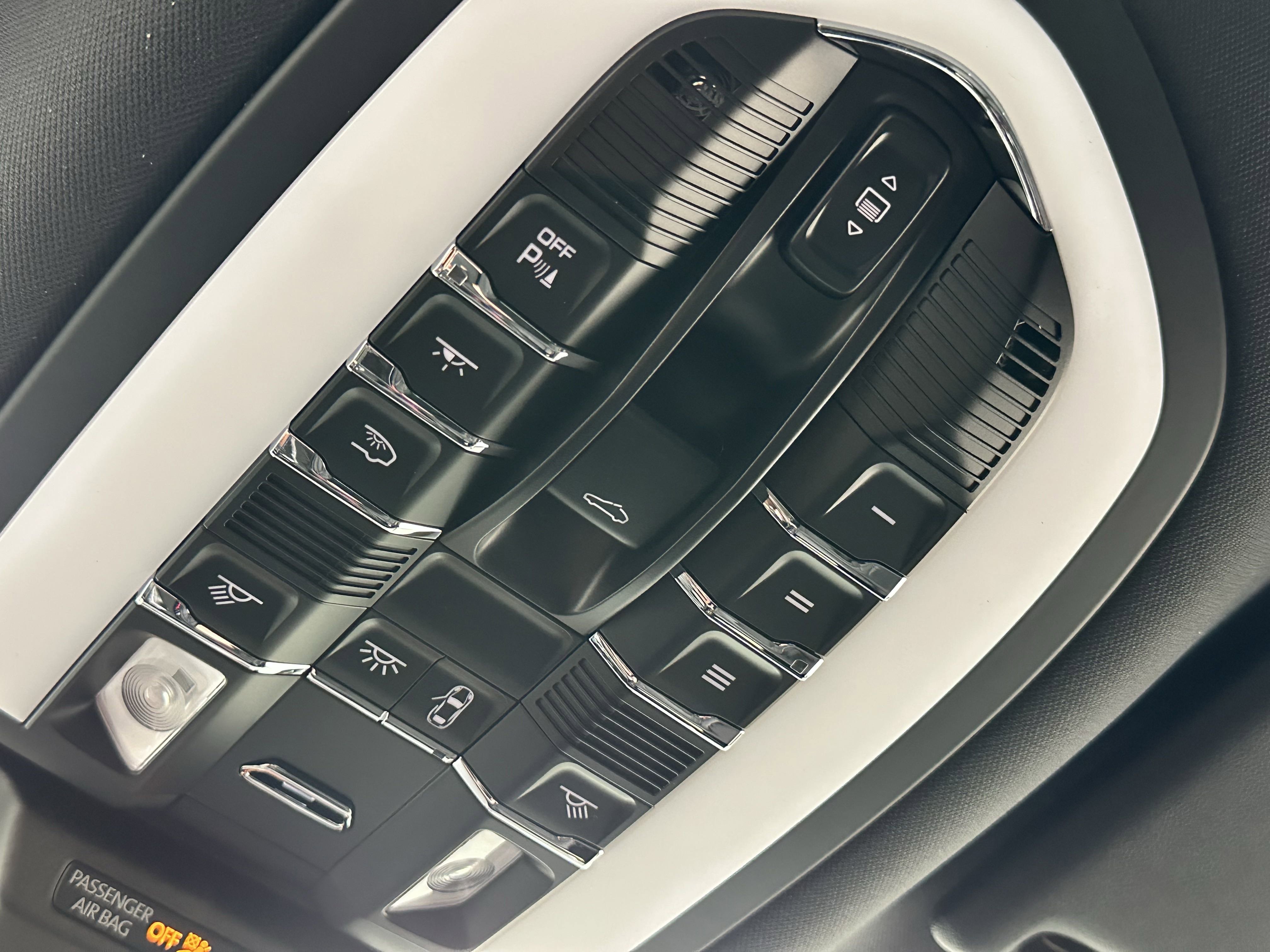 Certified 2025 Porsche Macan image 34