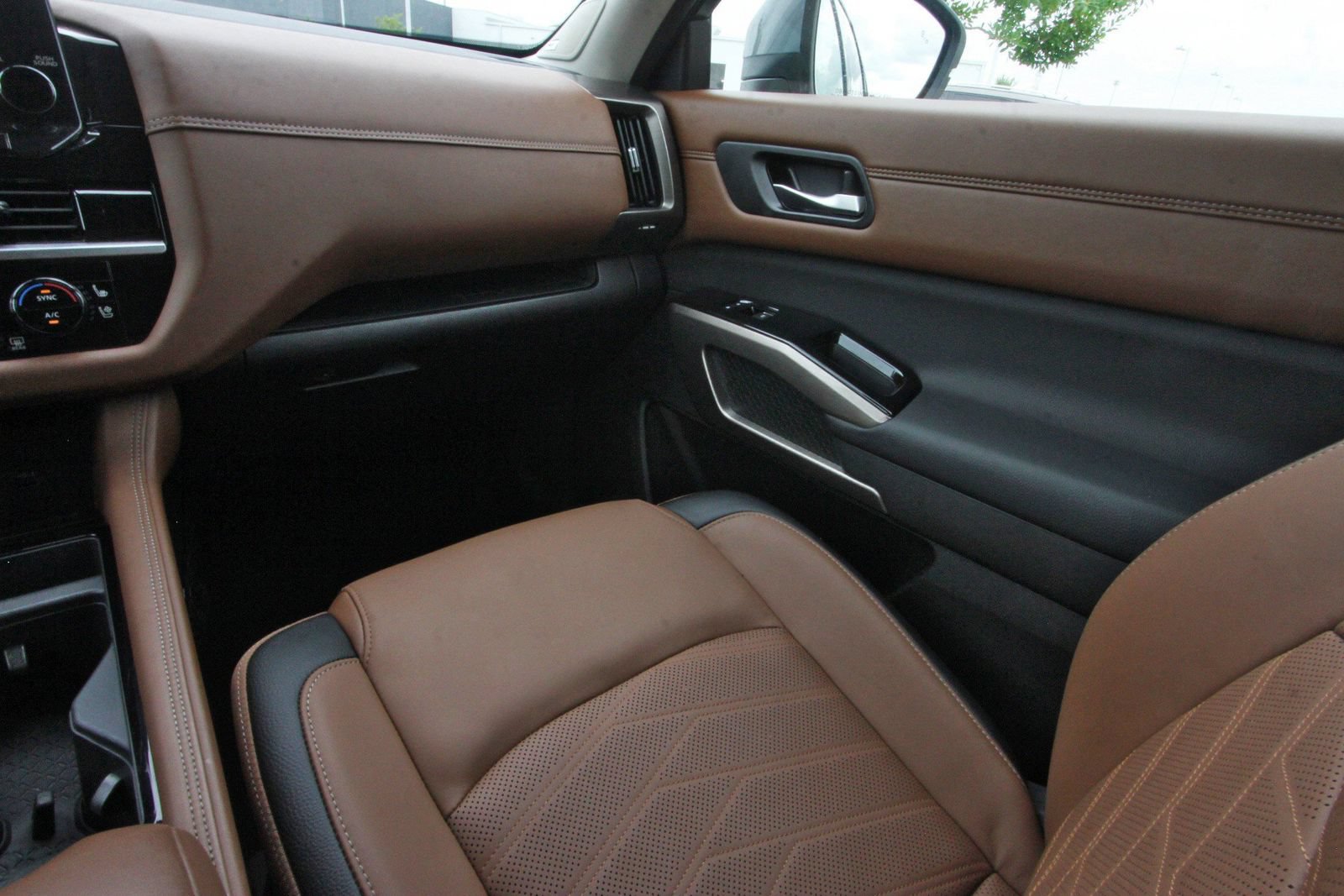 Certified 2025 Nissan Pathfinder Platinum w/ Cargo Package FWD image 13