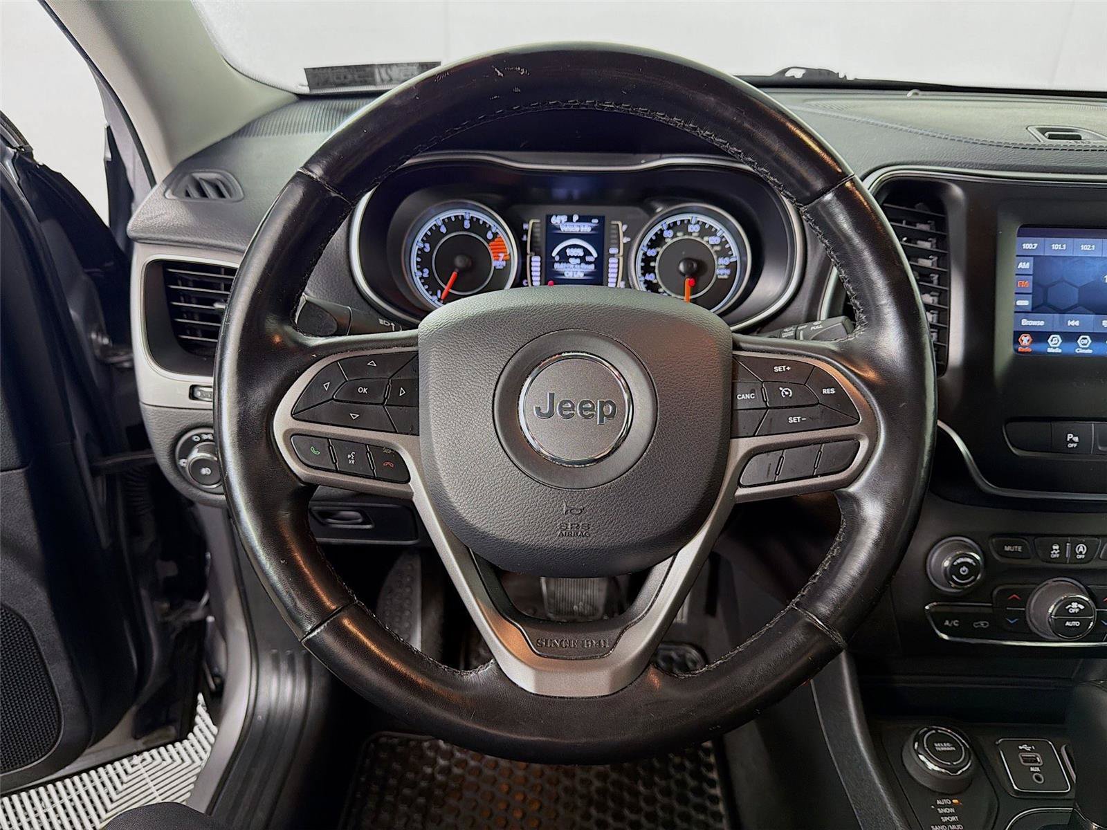 Used 2020 Jeep Cherokee Latitude Plus w/ Comfort/Convenience Group AWD/4WD image 3