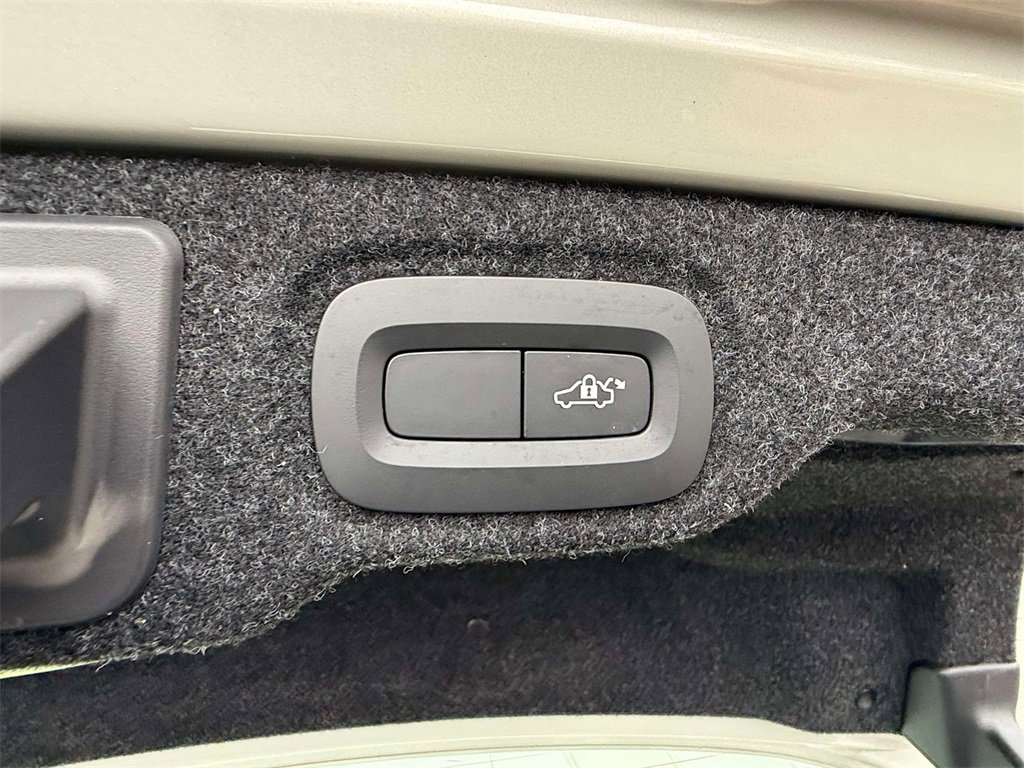 Used 2019 Volvo S60 T8 Inscription image 18