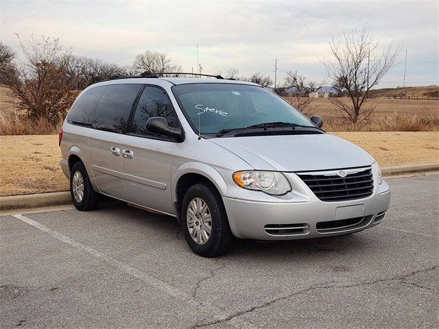 Used 2005 Chrysler Town & Country LX w/ Popular Equipment Group II image 2
