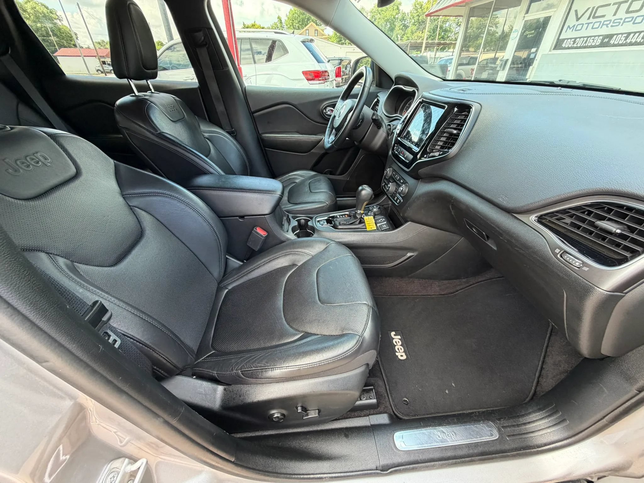 Used 2019 Jeep Cherokee Limited w/ Luxury Group AWD/4WD image 10