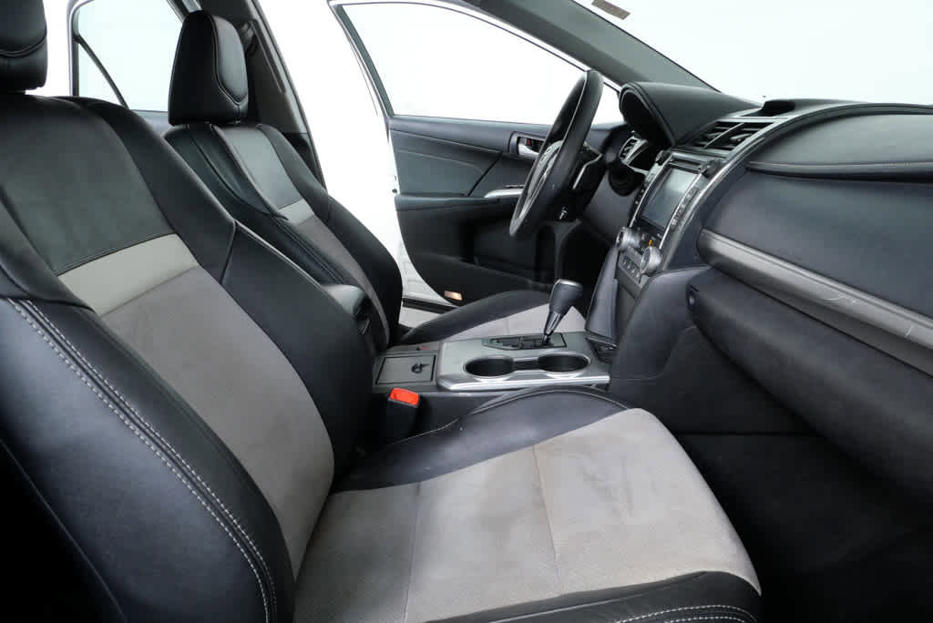 Used 2014 Toyota Camry SE w/ Leather Package image 20