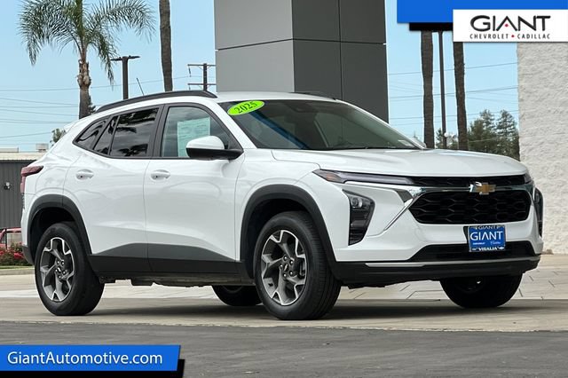 Used 2025 Chevrolet Trax LT FWD image 1