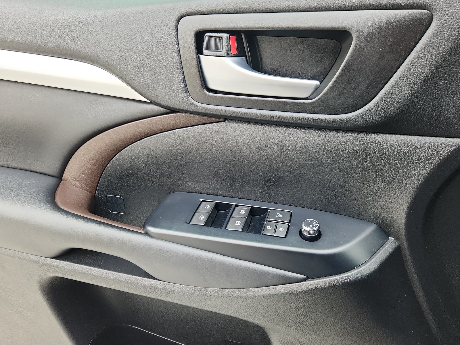 Used 2018 Toyota Highlander XLE FWD image 9