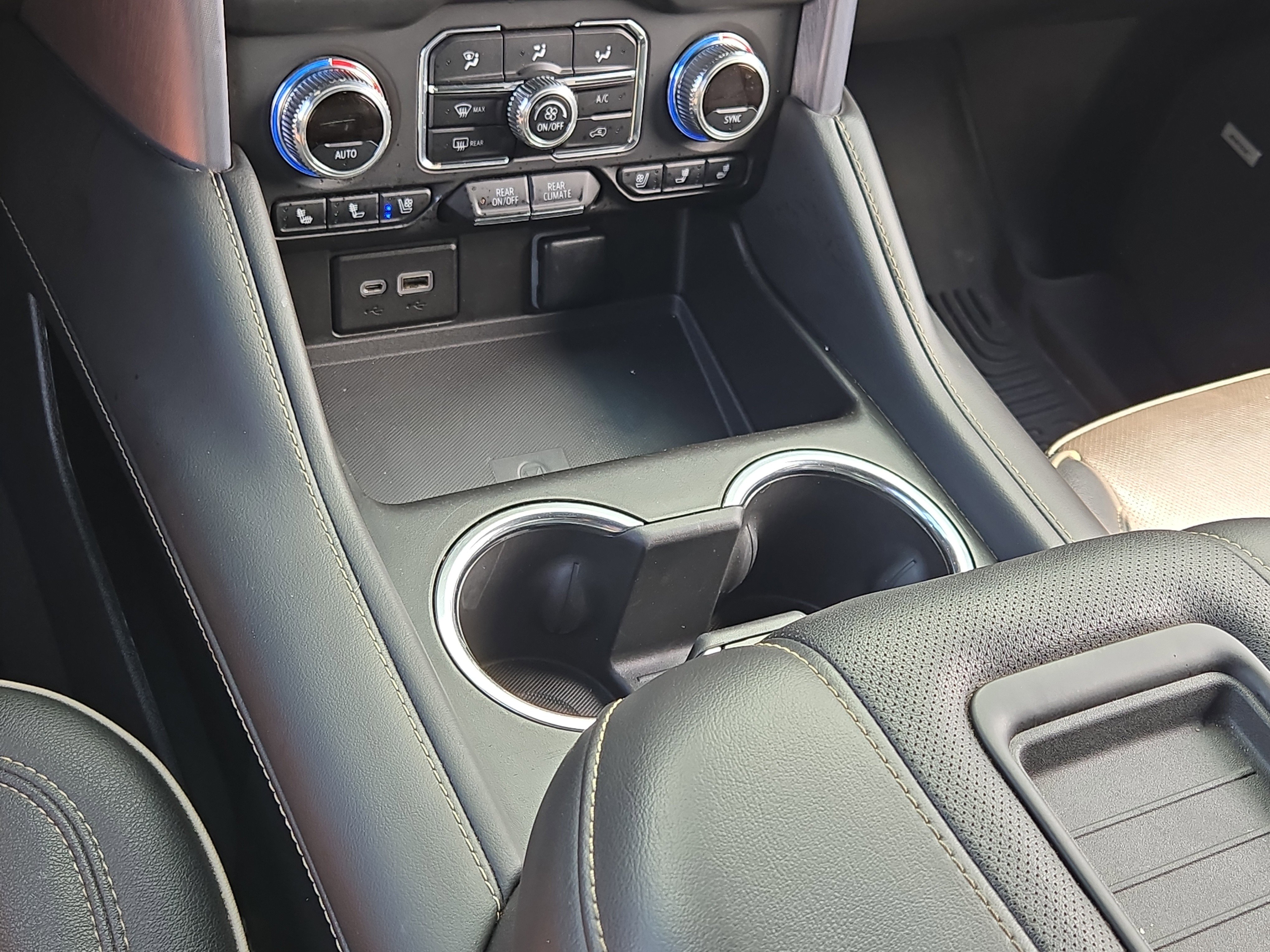 Used 2023 GMC Yukon SLT image 32