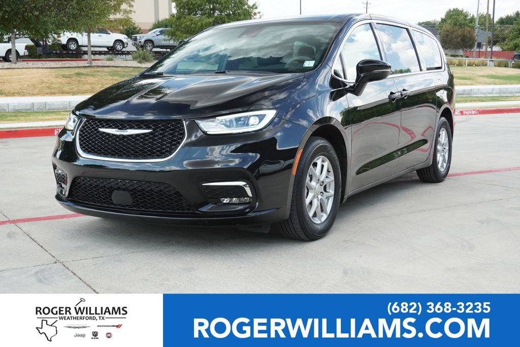 Used 2026 Chrysler Pacifica Select FWD image 1